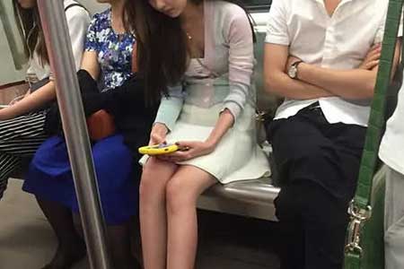 女生真空坐地铁
